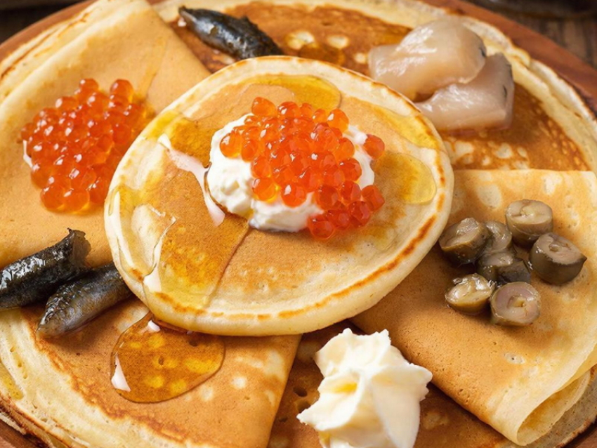 «Пухлые, как плечо купеческой дочки»: рецепт блинов по-чеховски