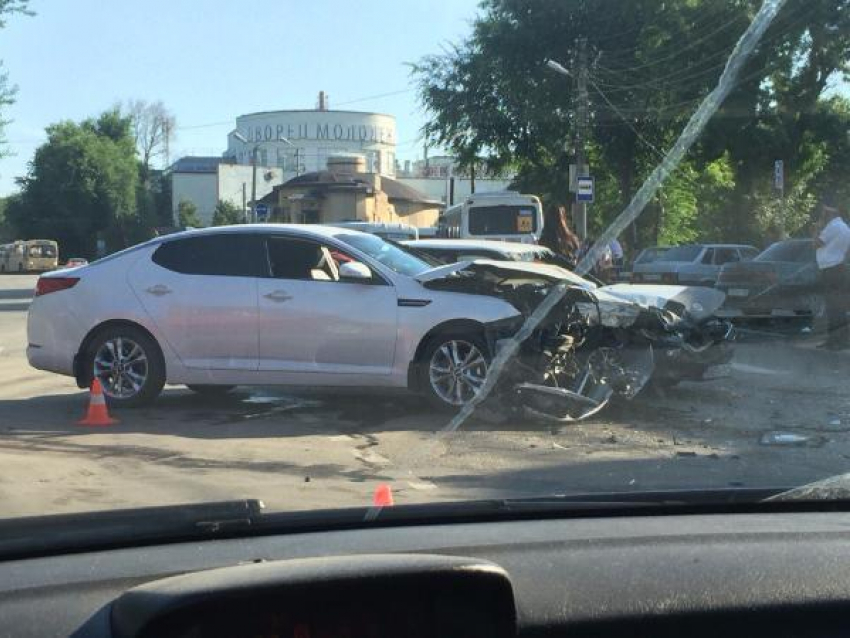 В аварии в центре Таганрога пострадали два человека