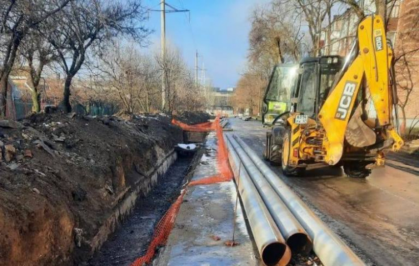 В самый разгар зимы в Таганроге обновляют теплосети: ведутся работы на пяти ключевых участках