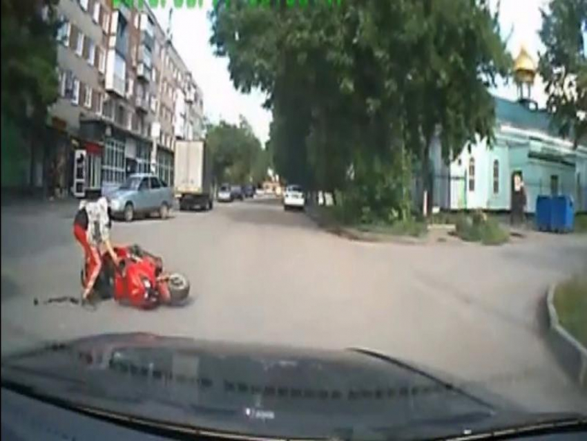Прав нет, шлема нет: подросток на скутере попал в ДТП