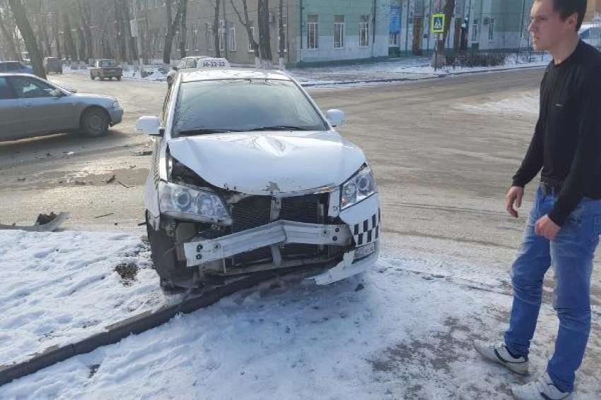 В Таганроге водитель такси взял на таран иномарку