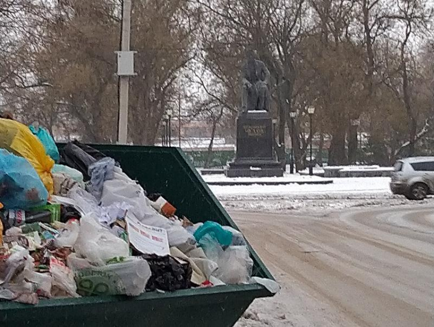 Полюбоваться мусором заставили и классика – «лодочку» установили напротив памятника Чехову