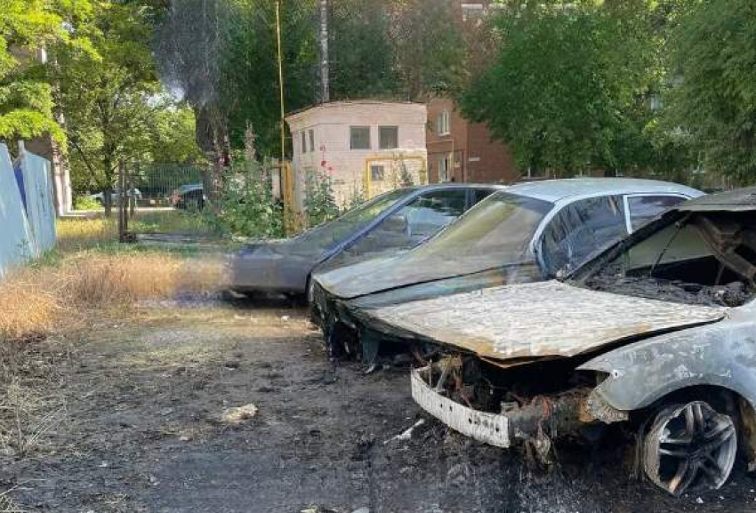 В Таганроге сгорели три автомобиля: причина пожара пока неизвестна