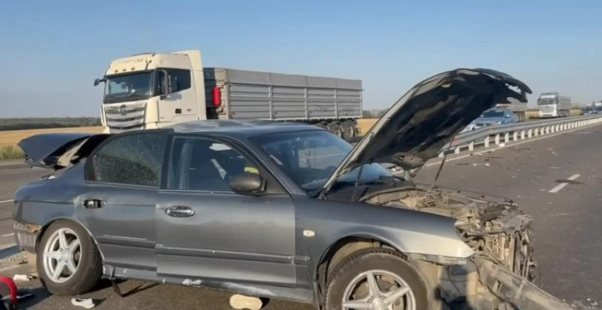 Женщина и двое детей пострадали в крупном ДТП под Таганрогом