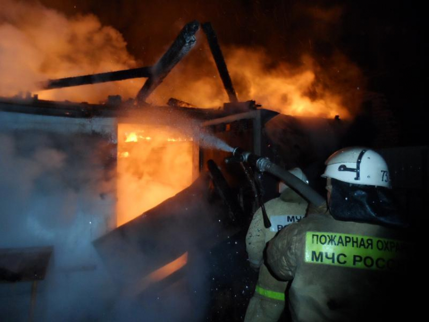 За 4 часа в Таганроге сгорели гараж, амбар и авто