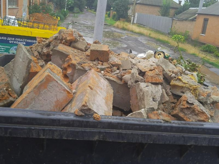  Штраф до 5 тысяч рублей грозит тем, кто складирует строительный мусор у контейнера
