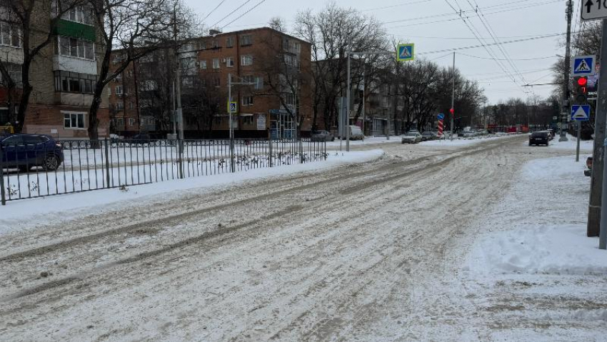 Власти Таганрога ответили почему не убран снег на дороге по улице Дзержинского