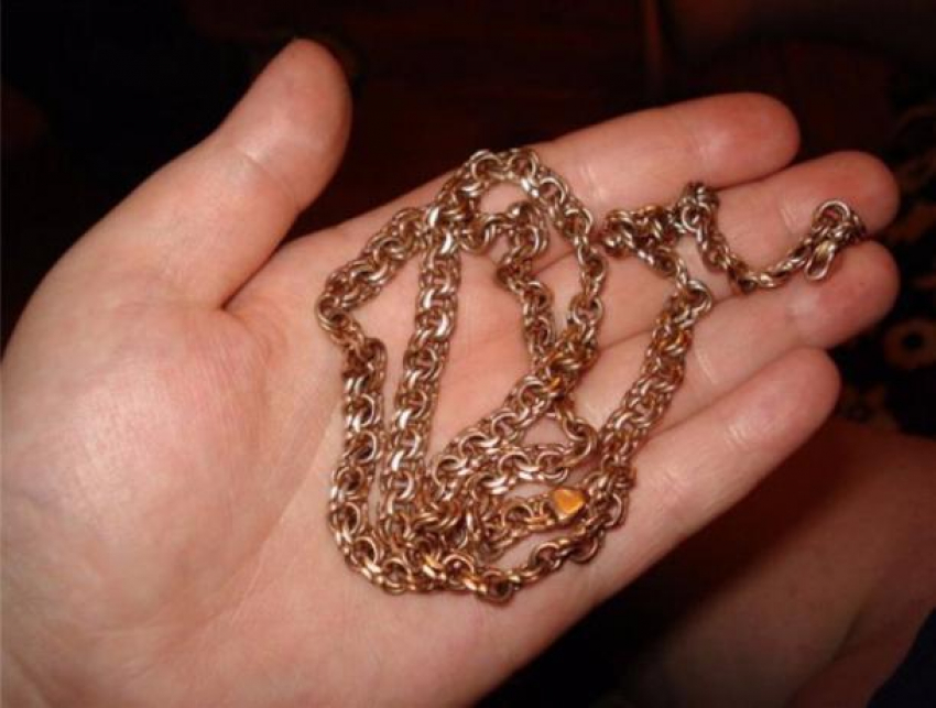 Ловкого вора с золотым браслетом на запястье разыскивают в Ростовской области