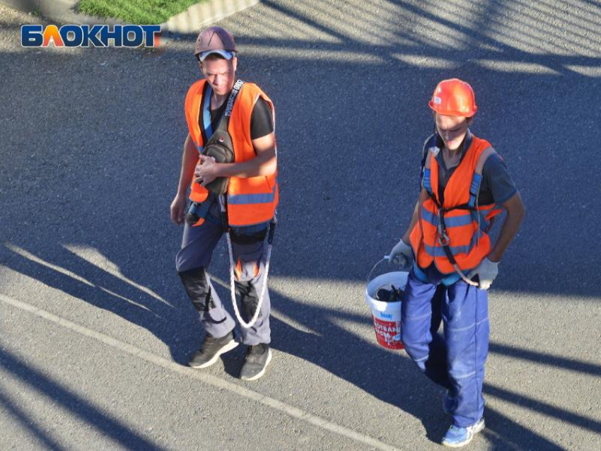 Строителям Таганрога выплатили долг по зарплате в 500 тысяч рублей