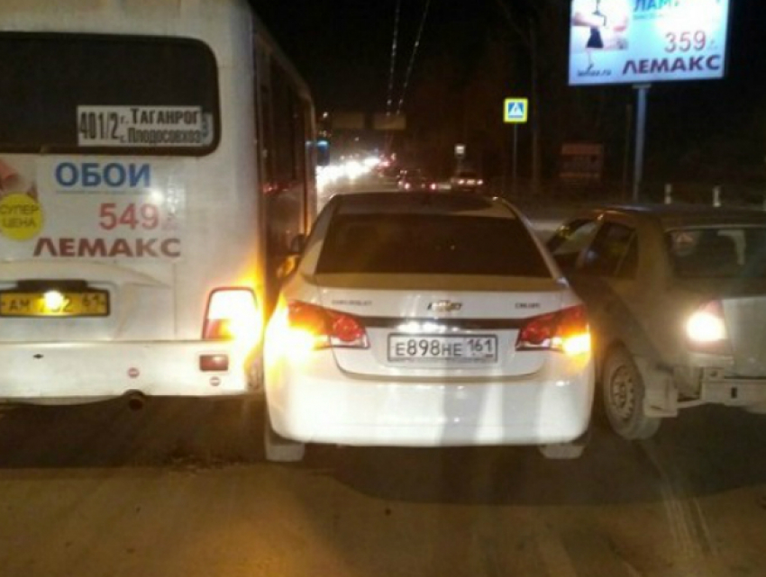 Большой дорожный затор устроили попавшие в ДТП три автомобиля в Таганроге
