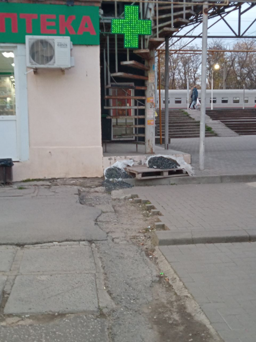 Пойти в аптеку на своих двоих, а вернуться на костылях: полоса препятствий в Таганроге