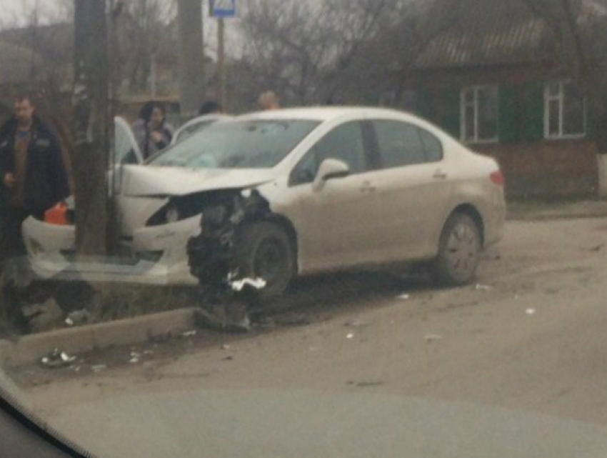  Две иномарки не поделили дорогу в Таганроге