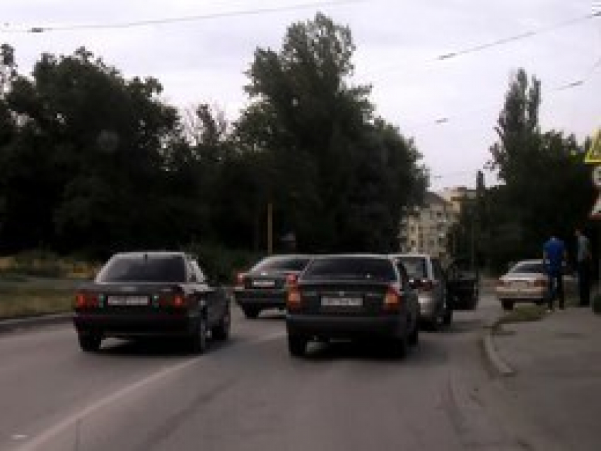 В Таганроге авария из трех машин перекрыла движение