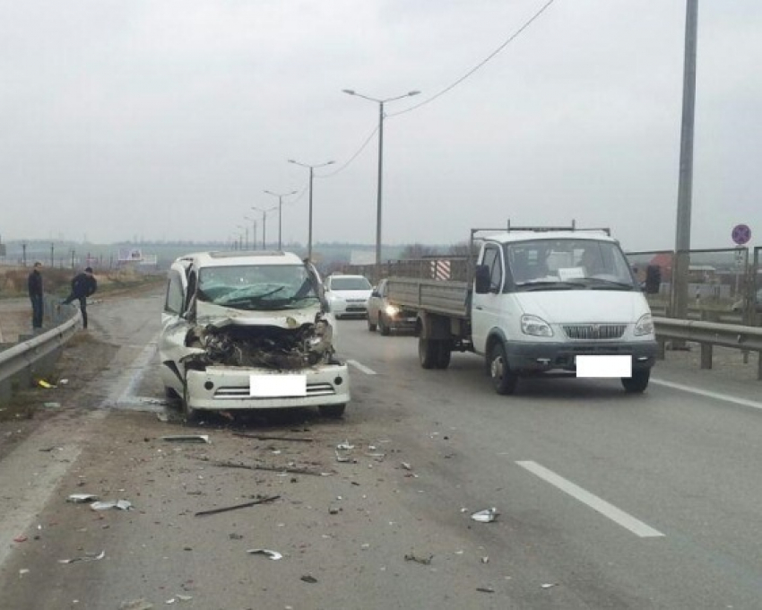 На трассе Ростов-Таганрог иномарка столкнулась в "ГАЗелью": трое пострадали