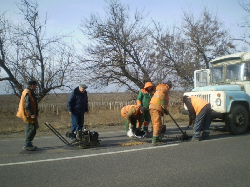В Ростовской области ликвидировали 660 м.кв. ям и неровностей на дорогах