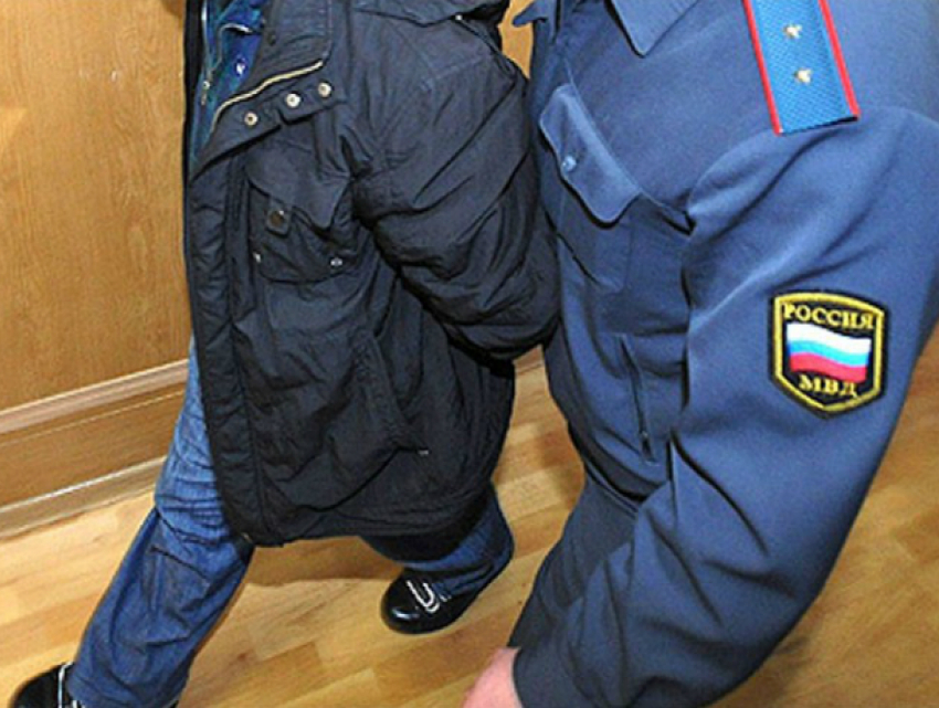Буйный житель Таганрога под градусом покалечил полицейского ударом в голову