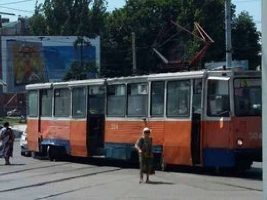 В Таганроге трамвай №3 не поделил дорогу с Hyundai Solaris