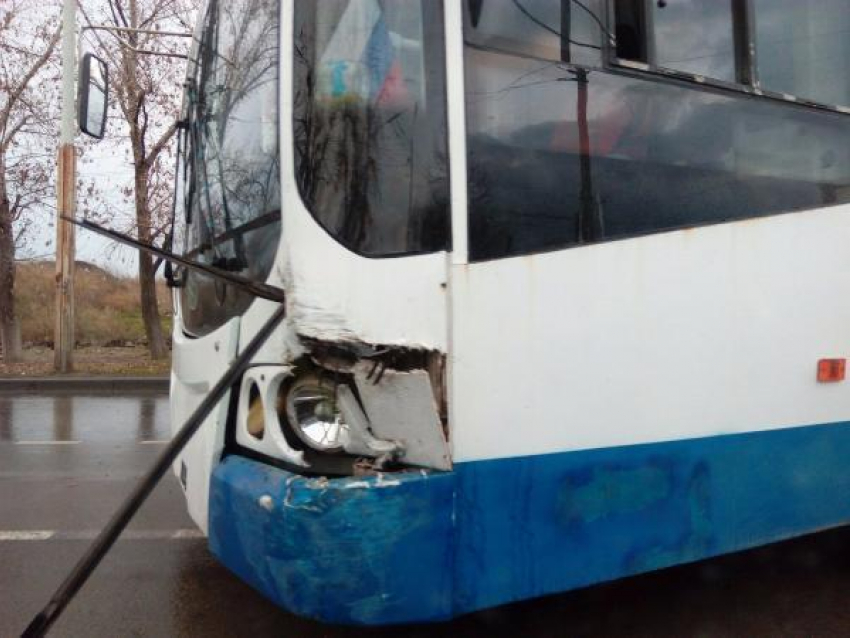 В Таганроге лихач на легковушке подрезал троллейбус