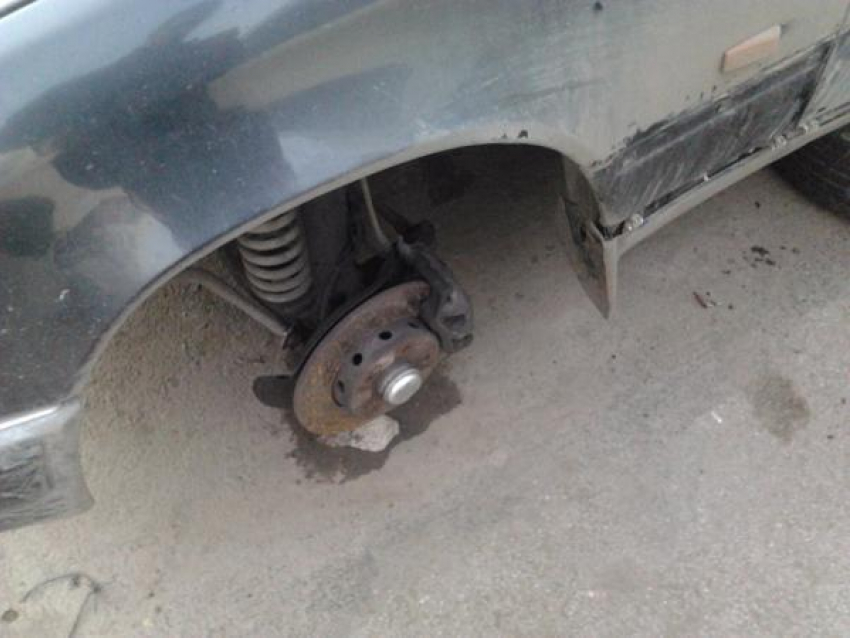 Отечественная легковушка развалилась на дороге Таганрога