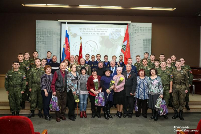 В Таганроге поблагодарили матерей, чьи сыновья погибли при исполнении воинского долга