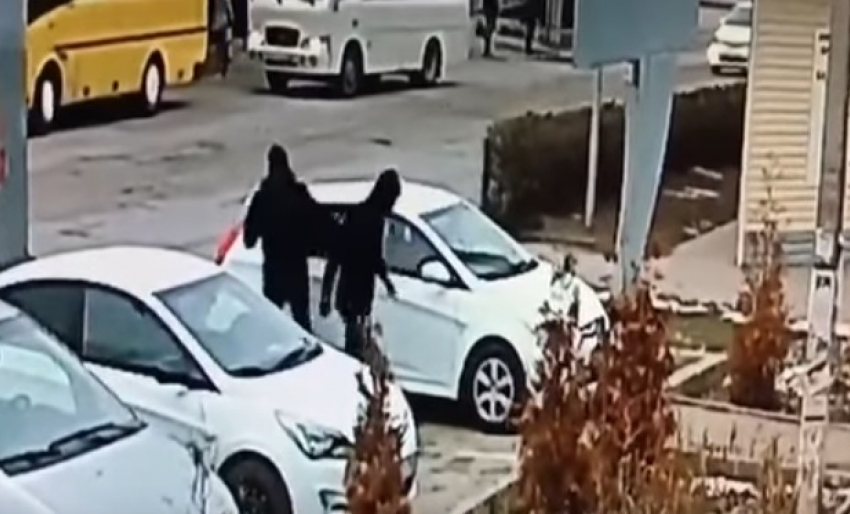 Дуэт бесстрашных автомобильных воров попал на камеры видеонаблюдения в Таганроге