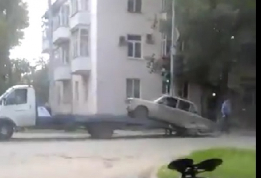 Эвакуатор в Таганроге не довез легковушку до места назначения