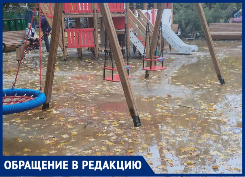 Новая детская площадка в Таганроге ушла под воду с наступлением дождей