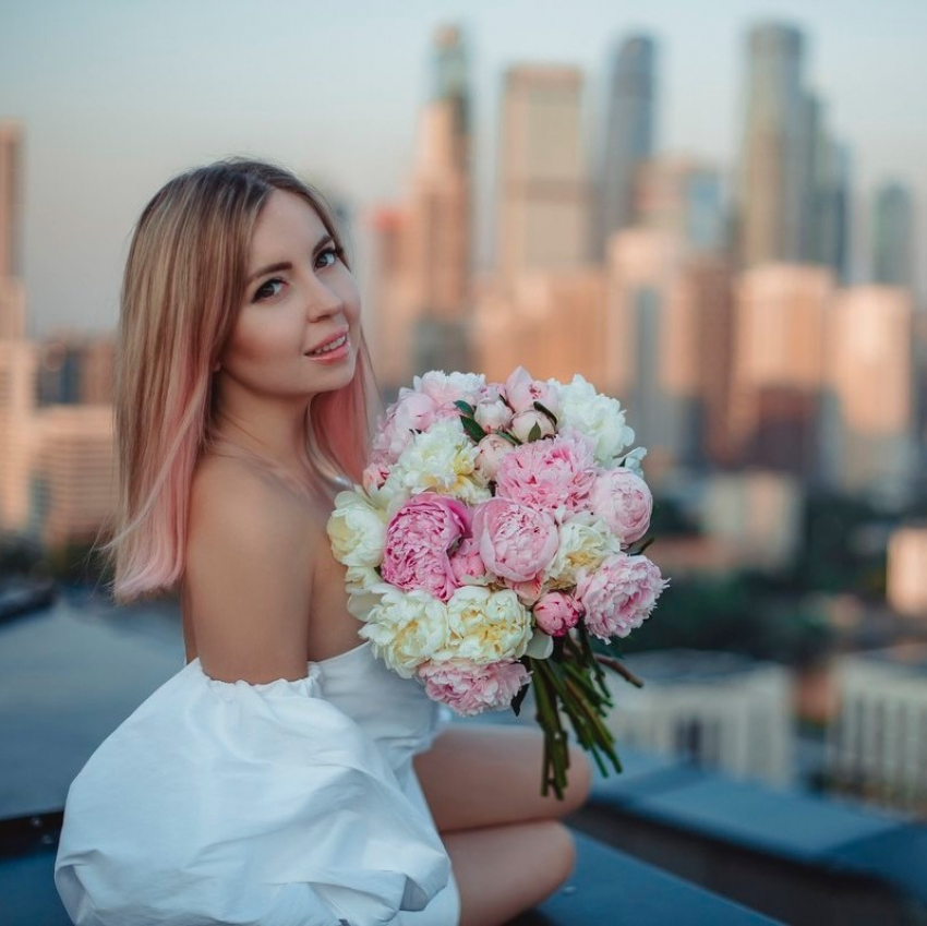 Переедает и воюет с хейтерами: как сейчас живёт печально известная блогер из Таганрога