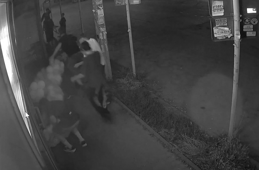 Открытие магазина закончилось хулиганством: арку из шаров разобрали местные подростки