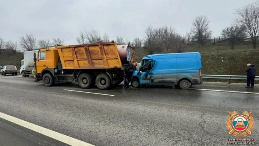 Водитель погиб в жутком ДТП с грузовиком на трассе Ростов-Таганрог