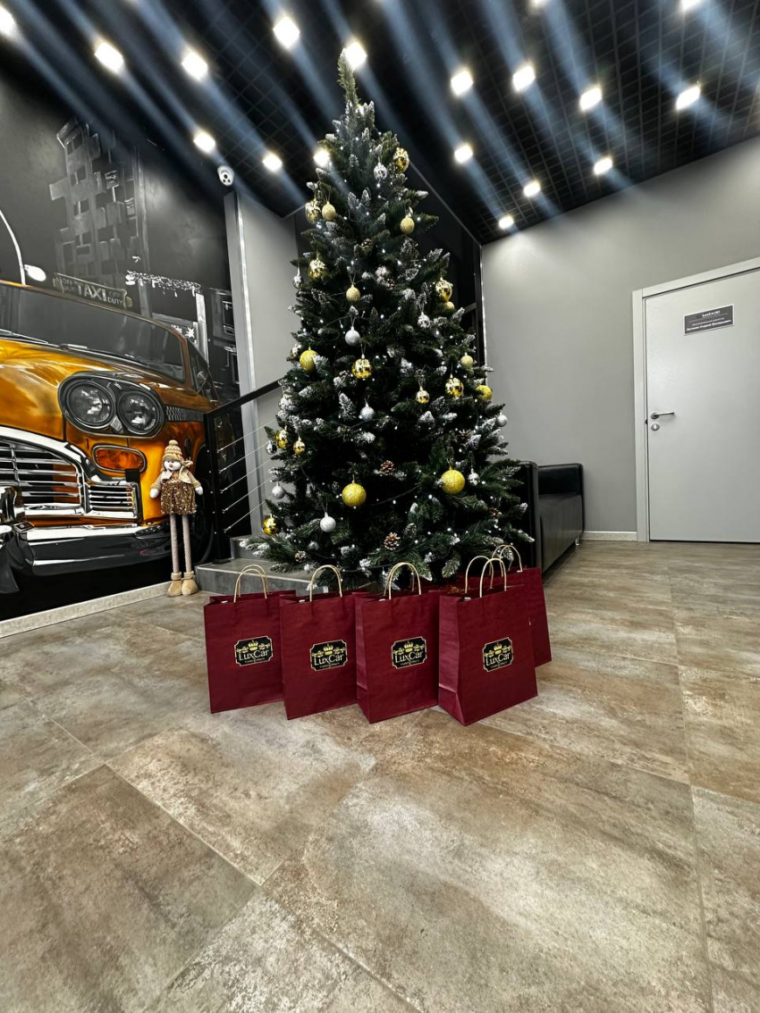 Генеральный директор ТК «Люкскар» Дмитрий Исаев поздравил читателей «Блокнота» с Новым годом