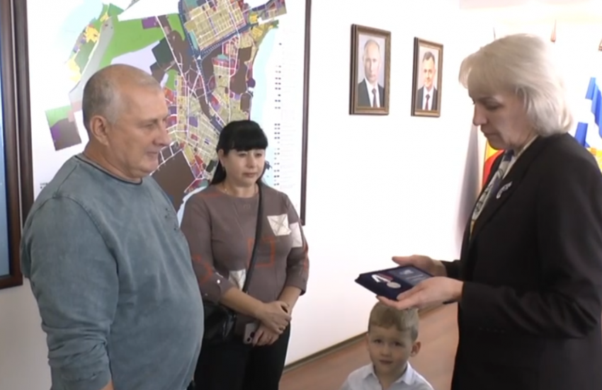 Жителя Таганрога наградили медалью «Отец солдата» за сына на СВО