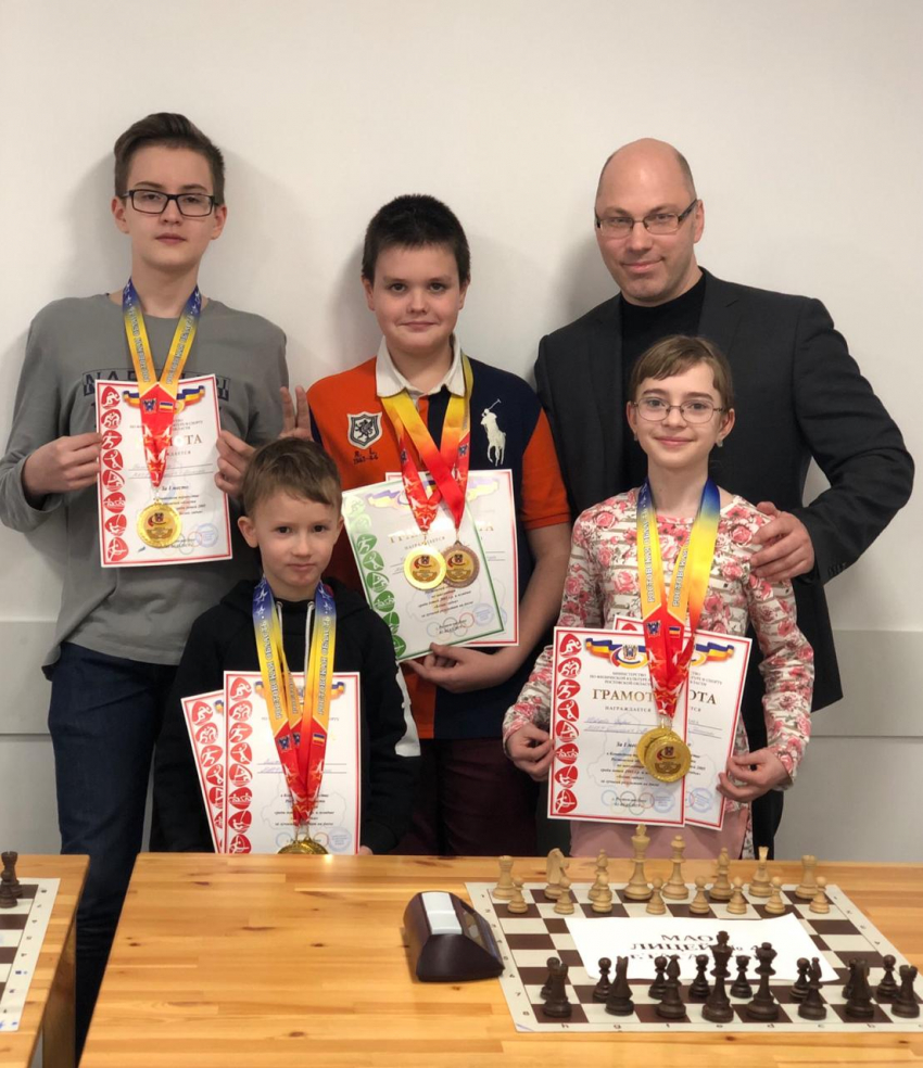 Таганрогские дети победили в областных соревнованиях по шахматам
