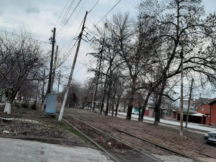 Нависающий электростолб и рассыпающийся трамвай – опасности трамвайного движения Таганрога