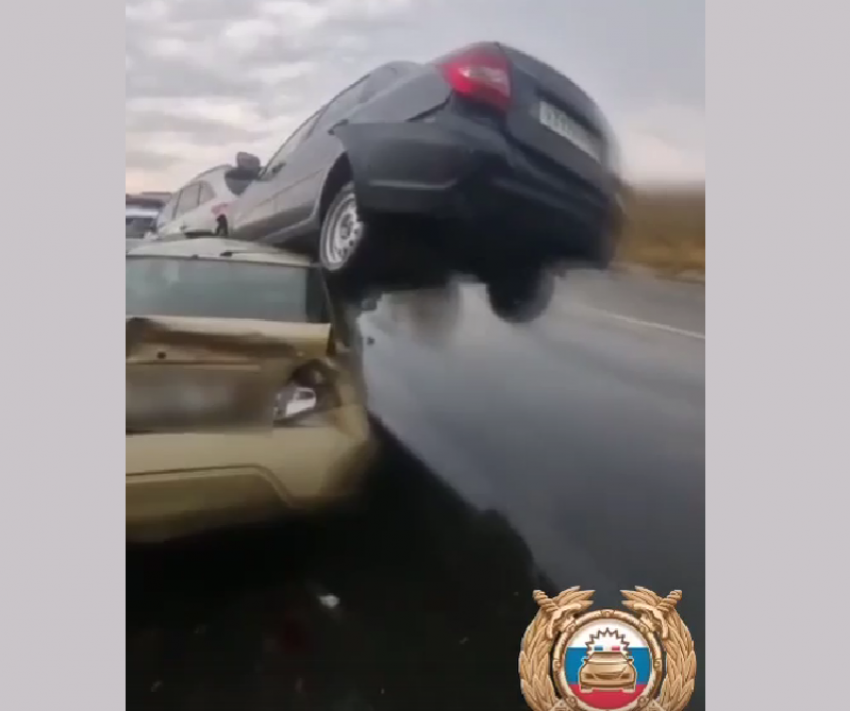 Каскадёры бы аплодировали: видео с курьёзным ДТП - посылки до Таганрога вовремя не доехали