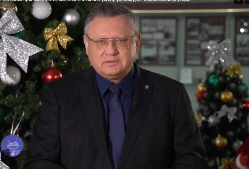 Таганрогский школьник получил новогодний подарок от заместителя министра МВД РФ