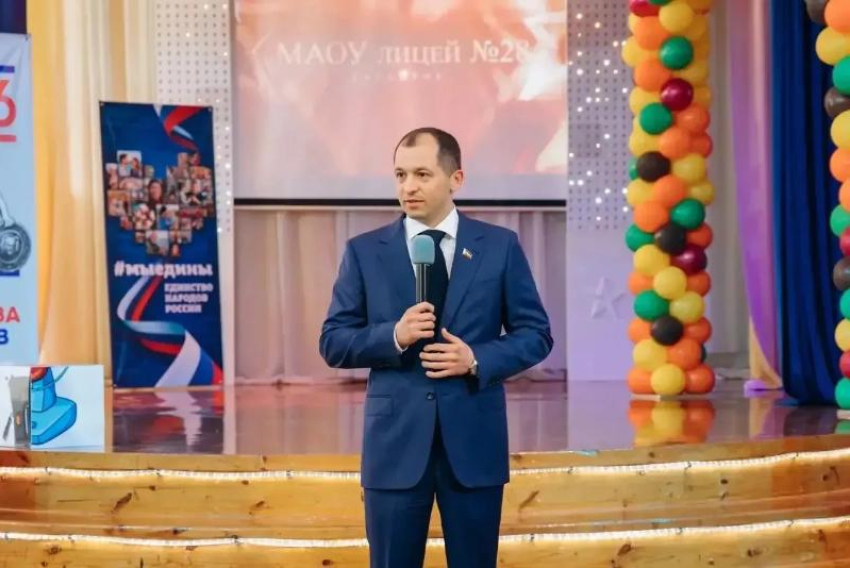 Депутат Законодательного собрания Артём Величко поздравил школьников и студентов с 1 сентября