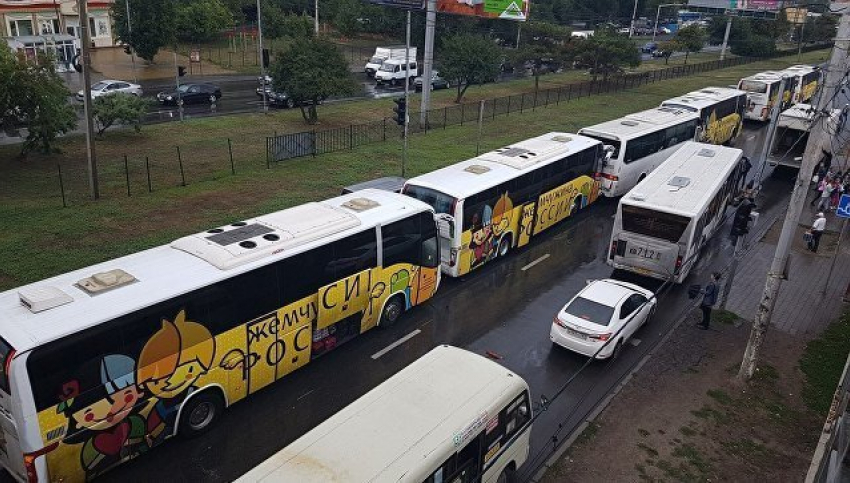 Четыре экскурсионных автобуса с детьми столкнулись в Ростове-на-Дону