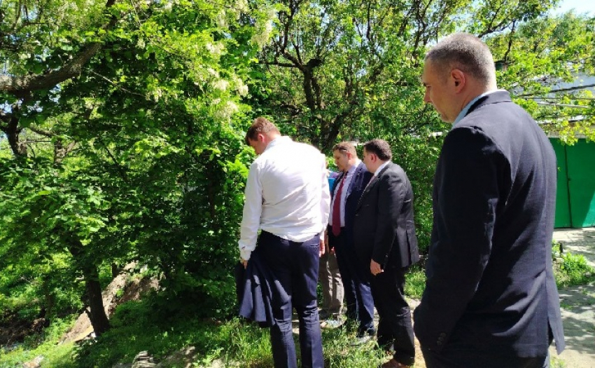 Оползень на Греческой решили останавливать водоотведением и топором