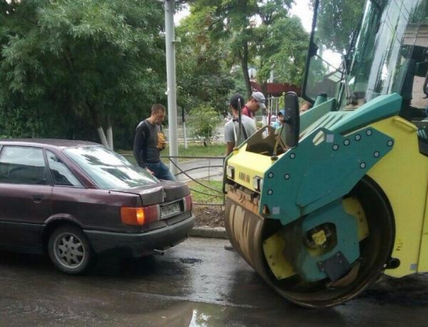 В Таганроге невнимательный водитель спецтехники предпринял попытку укатать в асфальт иномарку