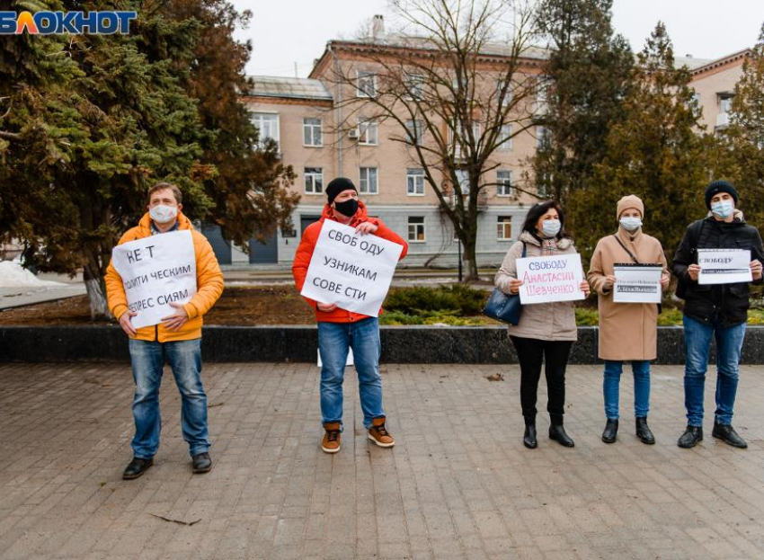 «Зачитал уже заготовленный приговор о штрафе», - отошедшие на пару шагов таганрогские пикетчики оштрафованы на 10 тысяч рублей каждый