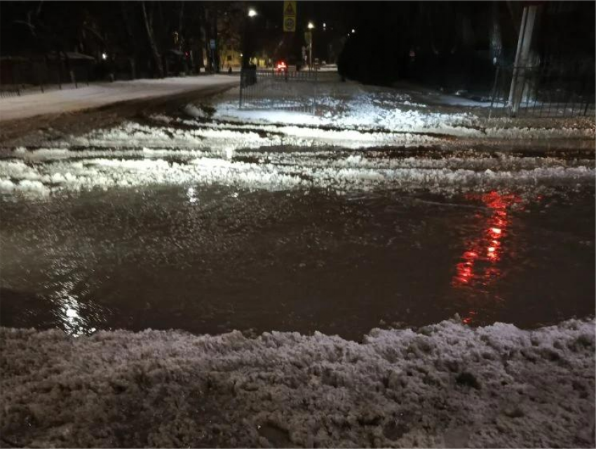 «Научиться ходить по воде»: снегопад парализовал пешеходную инфраструктуру Таганрога