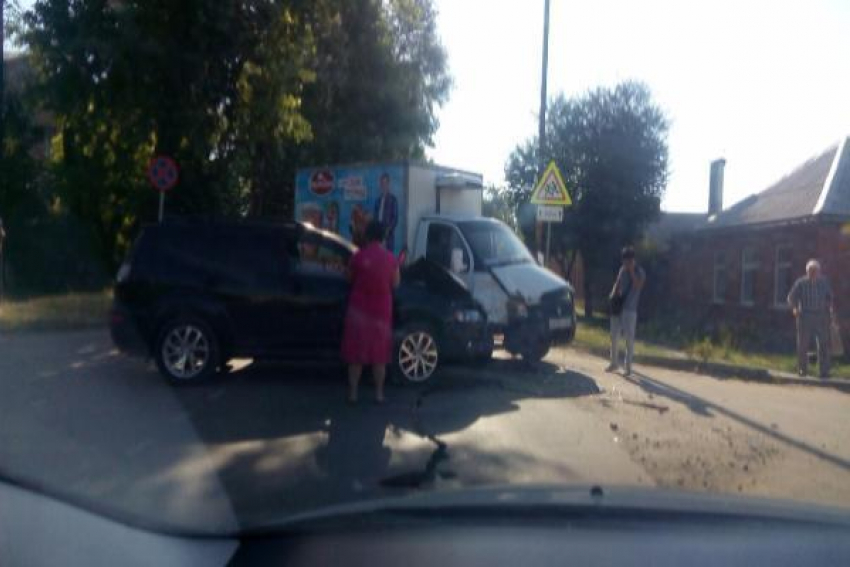 В Таганроге из-за нерасторопных сотрудников ГИБДД автомобилисты застряли в пробке