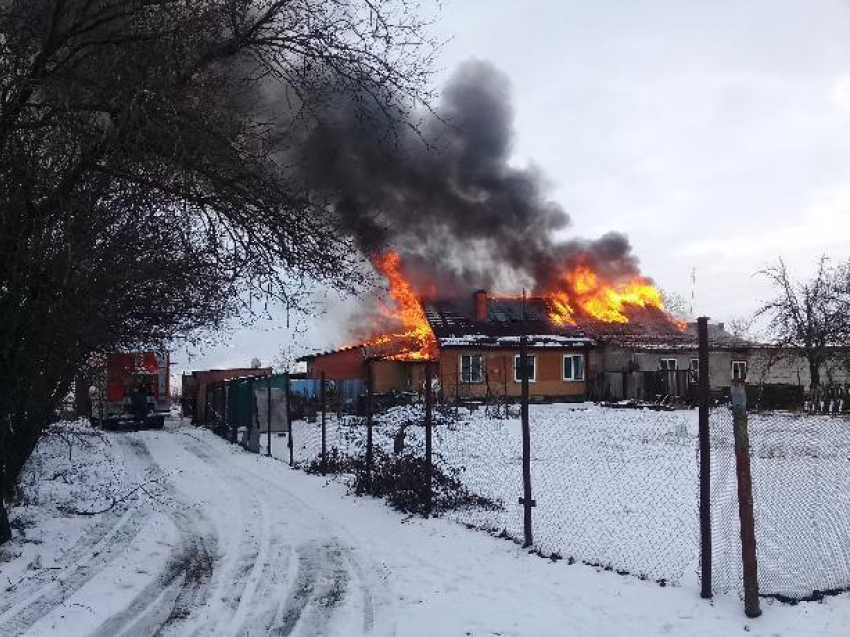 Огонь оставил четыре семьи без крыши над головой в Таганроге