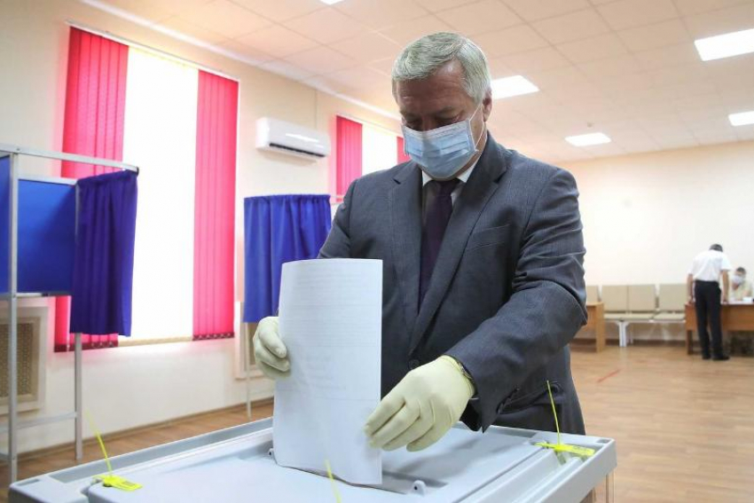 Губернатор Василий Голубев принял участие в голосовании по поправкам в Конституцию РФ