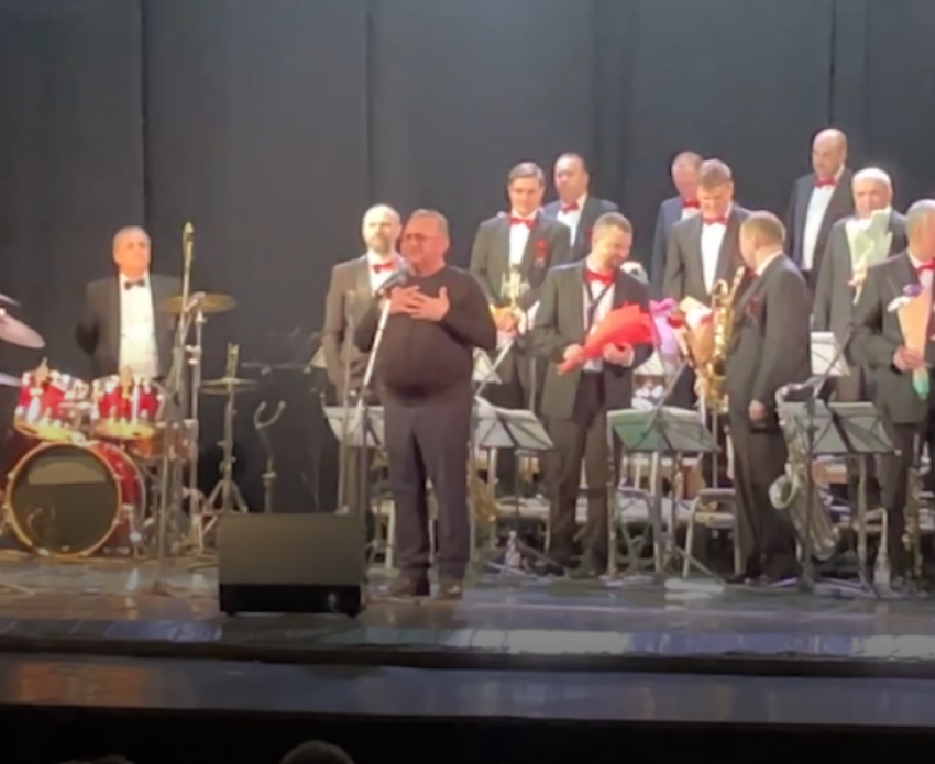 «Сделайте громче»: подвыпивший таганрожец залез на сцену во время выступления джазового оркестра