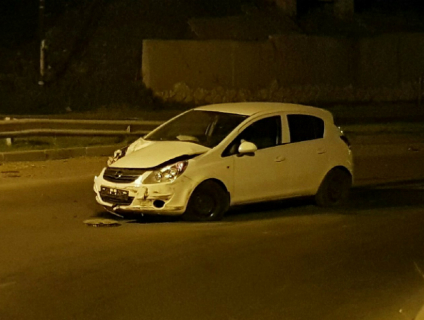 Устроивший ДТП на проклятом перекрестке Таганрога водитель «Опеля» бросил машину на месте аварии