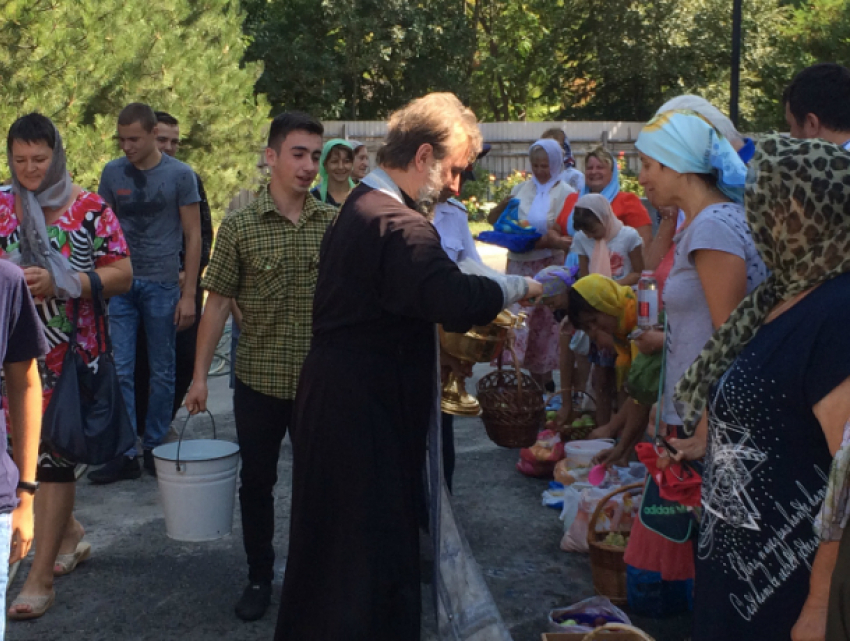  Журналисты «Блокнота» освятили фрукты в «Красном десанте» под Таганрогом, поговорили с сельчанами  о приметах