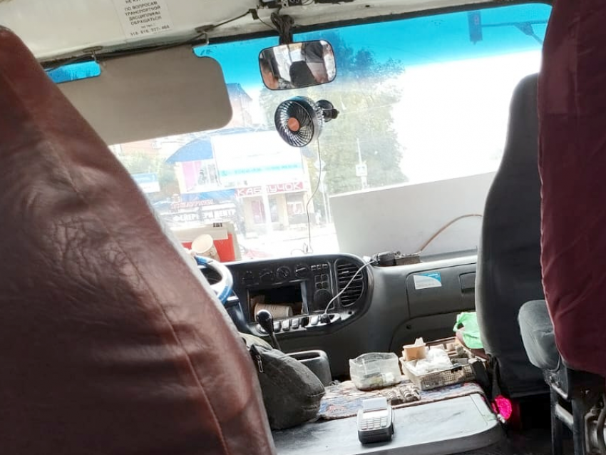 Нервный водитель маршрутки в Таганроге грубит пассажирам, невзирая на транспортные ревизии