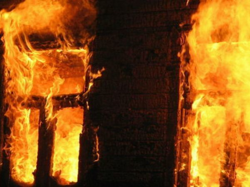 В Таганроге сгорел дачный дом